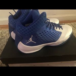 BLUE NIKE JORDAN MENS RISING HIGH BASKETBALL SHOE